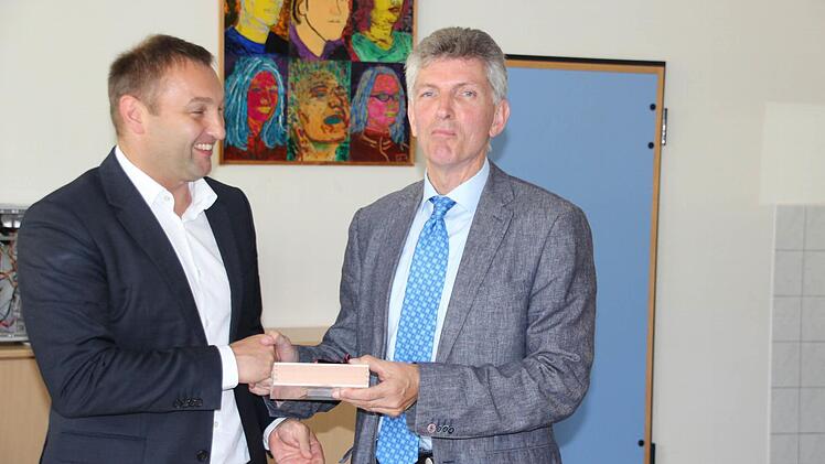Jürgen Baumgärtner (links) bedankte sich bei Gerhard Waschler mit einem Geschenk.  Foto: Friedwald Schedel