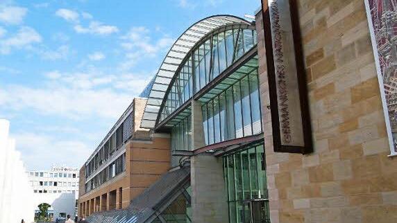 Das Germanische Nationalmuseum in Nürnberg dient als Schauplatz der Präsentation "Karl IV."