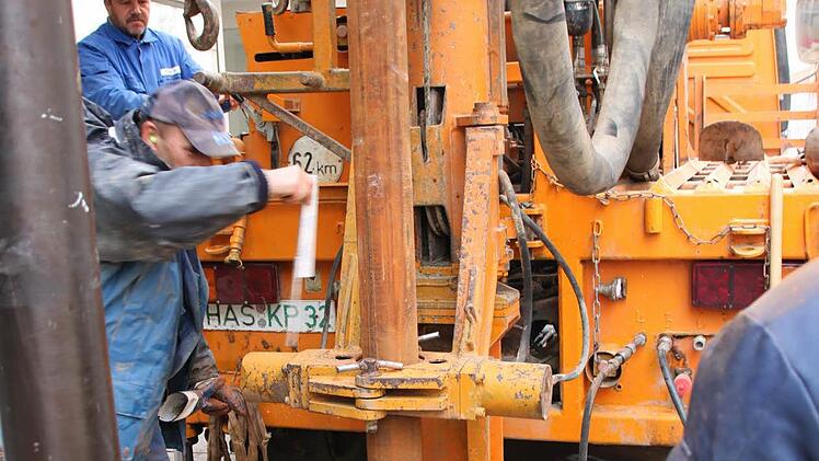 Voruntersuchungen für die Neue Altstadt: Arbeiter haben 2016 immer wieder Bohrungen in der Fußgängerzone durchgeführt.  Foto: Jule Albert