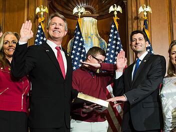 Cal Marshall (M), der Sohn des amerikanischen Kongressabgeordneten Roger Marshall (vorne, l), macht während einerVereidigung einen sogenannten "Dab"-Tanzschritt. Das sorgte für Verwirrung.Foto: AP/dpa