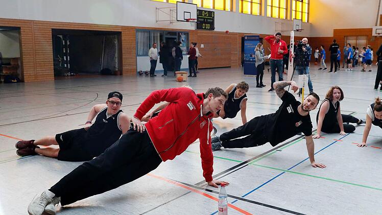 Förderschultag von Brose Bamberg am 6. Februar 2017 in der Aurachtalhalle Stegaurach: Die Basketball-Profis des Deutschen Meisters trainieren 140 Kinder. Foto: Daniel Löb