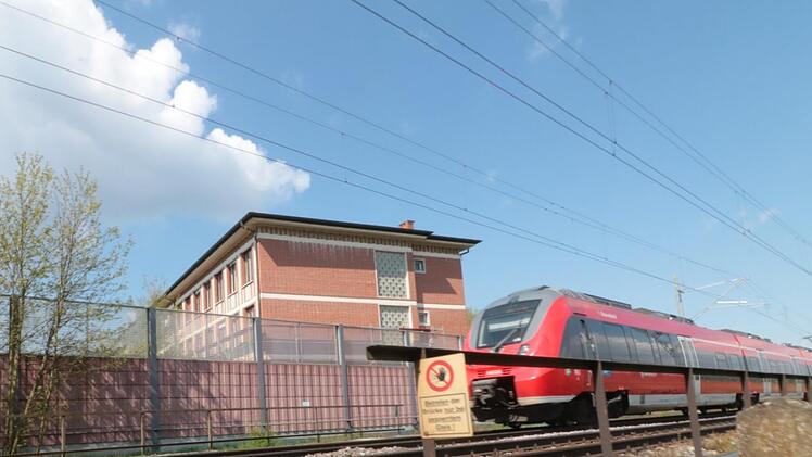 Wenn der ICE-Ausbau in Forchheim abgeschlossen ist, werden die Züge an der Adalbert Stifter-Schule im Sechs-Minuten-Takt vorbeifahren. Die Bürgerinitiative Forchheim Nord ist überzeugt, dass der Schallschutz für diese Lärmlast nicht ausreichen wird.  Foto: Josef Hofbauer
