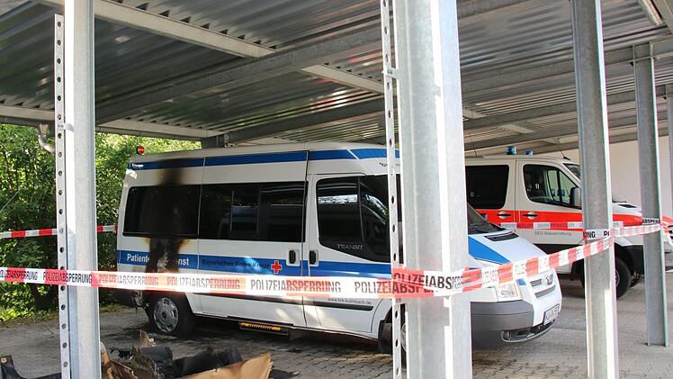 Das bei einem Brandanschlag zerstörte BRK-FahrzeugFoto: Katrin Geyer