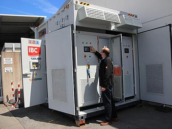 IBC Solar Ingenieur Harald Müller hat den Großspeicher geöffnet. Jutta Rudel