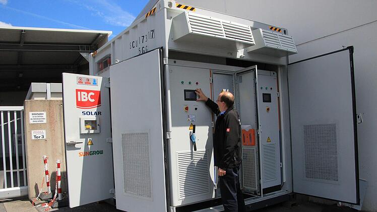 IBC Solar Ingenieur Harald Müller hat den Großspeicher geöffnet. Jutta Rudel
