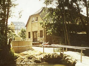 So sah die Molkerei von Ernst Blümlein am Lauerarm aus. Im Hintergrund das noch vorhandene Trafohäuschen und das Studienseminar.  Foto: Werner Schubert