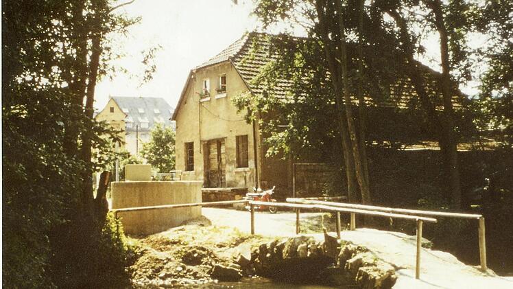 So sah die Molkerei von Ernst Blümlein am Lauerarm aus. Im Hintergrund das noch vorhandene Trafohäuschen und das Studienseminar.  Foto: Werner Schubert