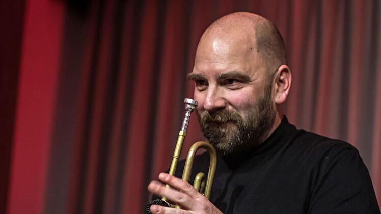Bemerkenswert vielseitig: Sebastian Studnitzky beeindruckte als Trompeter, Pianist und Klangtüftler bei Leise am Markt in Coburg.Foto: Jochen Berger
