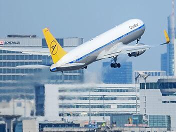 Ein Passagierflugzeug der Condor startet am Frankfurter Flughafen. Die angeschlagene Fluggesellschaft will an diesem Donnerstag in eine ungewisse Zukunft aufbrechen. Foto: Arne Dedert, dpa