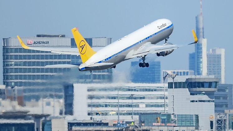 Ein Passagierflugzeug der Condor startet am Frankfurter Flughafen. Die angeschlagene Fluggesellschaft will an diesem Donnerstag in eine ungewisse Zukunft aufbrechen. Foto: Arne Dedert, dpa