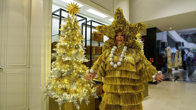 Flora (Melissa McCarthy) hat sichtlich Spa&szlig; an ihrer neuen Aufgabe.