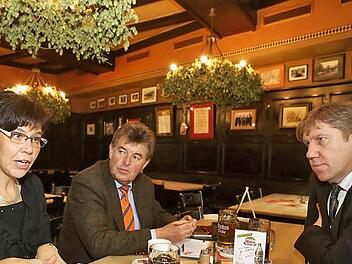 Die SPD-Politiker Susann Biedefeld, Harald Schneider und Andreas Schwarz (von links) bereiten ihr Sicherheitsgespräch mit Polizeivertretern nach. Foto: Barbara Herbst