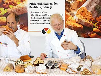 Manfred Stiefel (links) und Innungsobermeister Anton Hesselbach bei der Stollenprüfung. Sie wird am Dienstag und Mittwoch in Hammelburg und Bad Neustadt fortgesetzt.  Foto: Edgar Bartl
