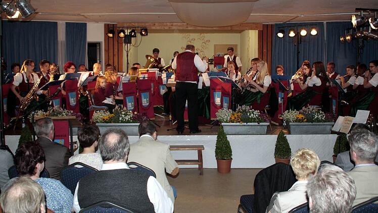 Im prall gefüllten Saal St. Heinrich brachte der Musikverein den Gästen und Zuhörern auf der Bühne ein musikalisches Feuerwerk am Samstag abend eindrucksvoll und begeisternd dar.260414_nachwuchs: Mit der grünen Nadel ausgezeichnet spielte die 7 Jahre junge Hannah Schneider bei ihrem ersten Auftritt beim Frühlingskonzert des Musikvereins Steinbach am Wald eifrig mit der Klariniette mit.