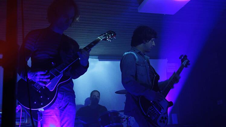 Wüste und Space: Kosmodrom spielten schön dicken Stonerrock. Seit einiger Zeit haben sich die Bands in der alten Schule Gößmannsreuth zusammengetan und eine Konzertreihe auf die Beine gestellt. Foto: Christian Bauriedel