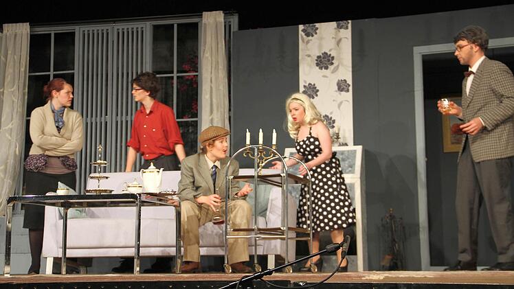 Akteure des P-Seminars "Theater" des Meranier Gymnasiums während der Aufführung von Agatha Christies Geschichte "Und dann gab's keines mehr". Foto: Gerda Völk