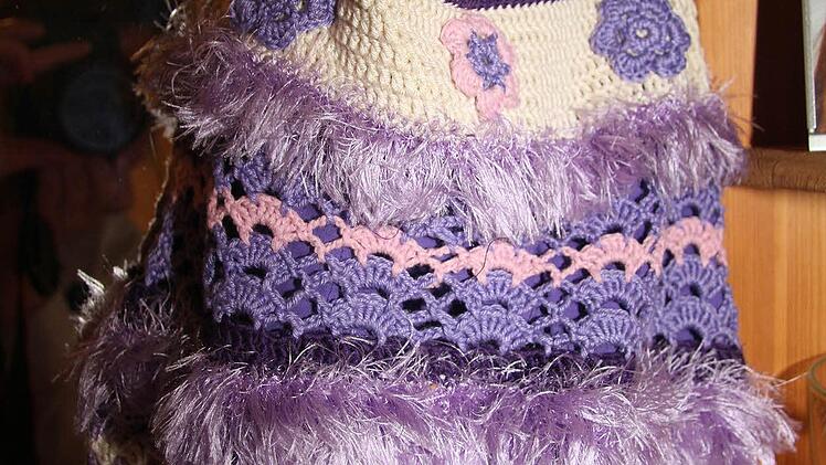 Auch total verrückte Häkeltaschen kreiert Anneliese Pittel.