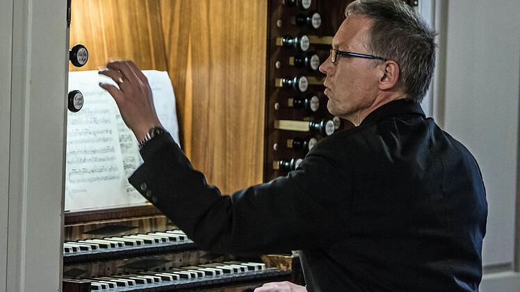Der Sonneberger Kreiskantor Martin Hütterott gastierte an der Hofmann-Orgel von St. Georg in Neustadt. Foto: Jochen Berger