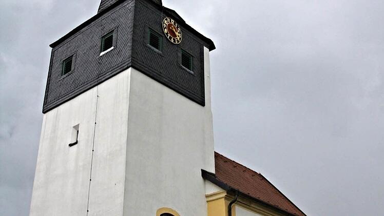 Nicht wie vielerorts üblich in der Ortsmitte, sondern mehr zum südlichen Ortsrand hin an einem Hang, thront das 250 Jahre alte Gotteshaus in Eckartshausen über dem Ort. Foto: Helmut Will
