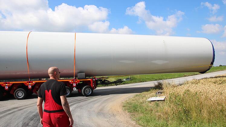 Der Schwertransport biegt von der öffentlichen Straße in den Feldweg ein.  Foto: Friedwald Schedel