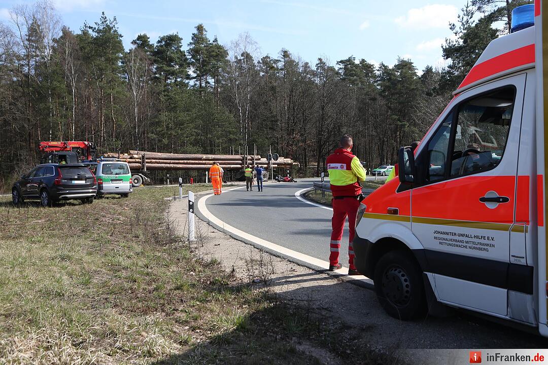 Motorradfahrer rutscht unter Lastwagen