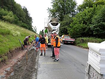 Am Montag wurde mit dem Einbau von Granitbordsteinen auf Höhe des Weilers Unterlaitsch begonnen. Unser Bild zeigt von rechts Bauleiter Thomas Müller, Projektleiter Stefan Eulefeld und Polier Thomas Hecht von der Firma Markgraf. Foto: Werner Reißaus
