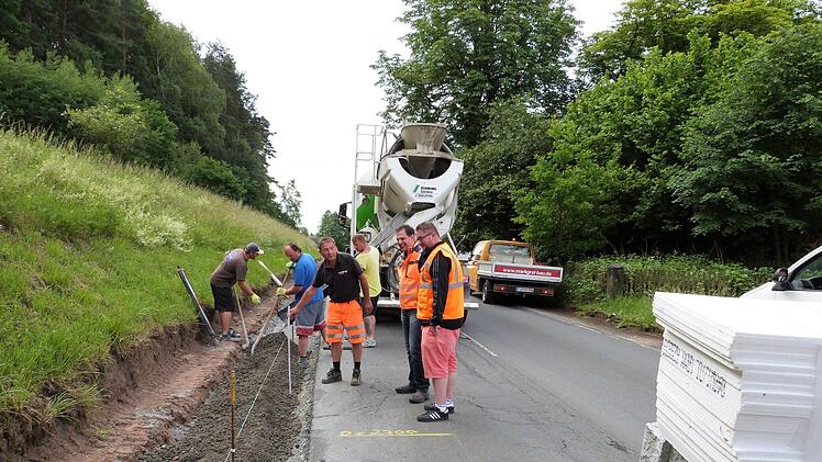 Am Montag wurde mit dem Einbau von Granitbordsteinen auf Höhe des Weilers Unterlaitsch begonnen. Unser Bild zeigt von rechts Bauleiter Thomas Müller, Projektleiter Stefan Eulefeld und Polier Thomas Hecht von der Firma Markgraf. Foto: Werner Reißaus