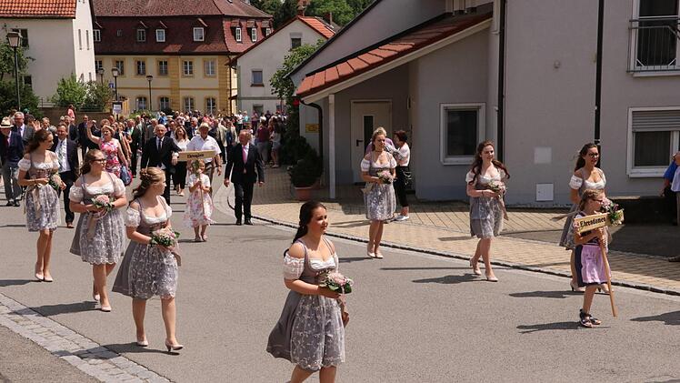 Ehrendamen voran, dahinter die EhrengästeHelmut Will