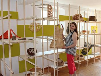 Ariane Schmiedmann im Deutschen Korbmuseum in Michelau in der aktuellen, von Berufsfachschülern gestalteten Sonderausstellung.
