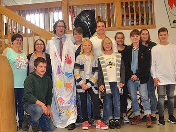 Die Ministranten überraschten mit einem Gewand, auf dem sie in bunten Farben ihre Fingerabdrücke hinterließen. K.- H. Hofmann