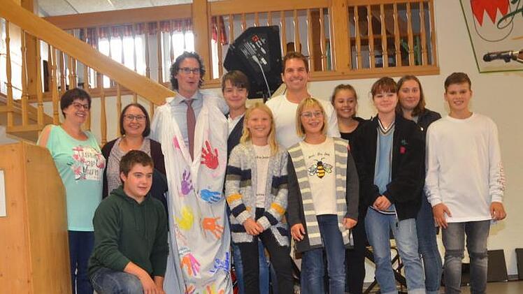 Die Ministranten überraschten mit einem Gewand, auf dem sie in bunten Farben ihre Fingerabdrücke hinterließen. K.- H. Hofmann