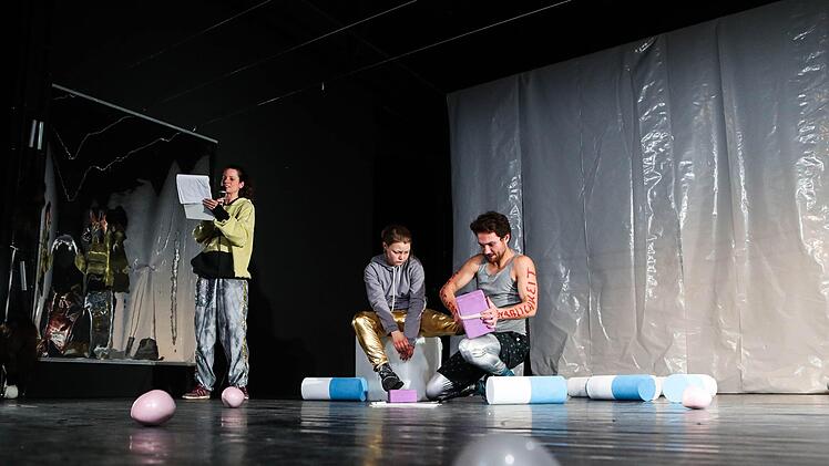Szene aus "4.48 Psychose" im Coburger Theater in der Reithalle Foto:  Henning Rosenbusch