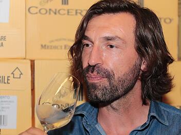Andrea Pirlo  am Montag in Bamberg.  Foto: Matthias Hoch