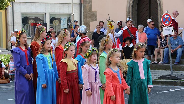 Die Tanzmädchen beim Einholen der Feldkasse.  Thomas Malz