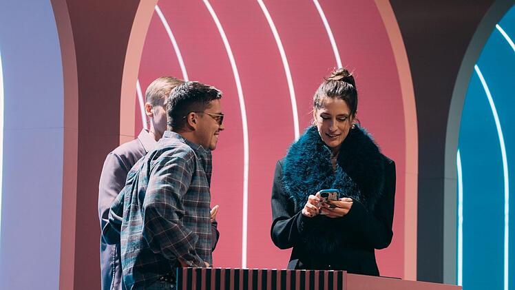 Witzige Spielidee: Andrea Petkovic muss mit dem Handy von Nico Santos bei dessen Vater anrufen - ohne, dass der merkt, wer wirklich am anderen Ende der Leitung ist.