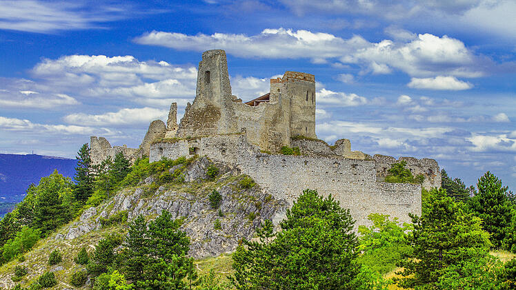 Čachtick&yacute; Hrad Čachtice Burg Burgruine Slowakei Trenc&iacute;n Trencin District Csejte V&aacute;ra Ungarisch Elisabeth B&aacute;thory Blutgr&auml;fin Legende Mythos Mittelalter Festung Ruinen Gem&auml;uer Mauerreste H&uuml;gel Panorama Blauer Himmel Wolken Atmosph&auml;re G&auml;nsehaut Unheimlich Dark Tourism Horror Reiseziele Europa Gruselige Orte Fotomotiv Wanderung Ausflugsziel Reise Inspiration Gothic