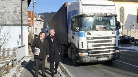 Staatssekretär Gerhard Eck (links) und MdB Hans Michelbach machten sich bereits vor einem Jahr ein Bild von der Situation in Zeyern. Foto: Archiv