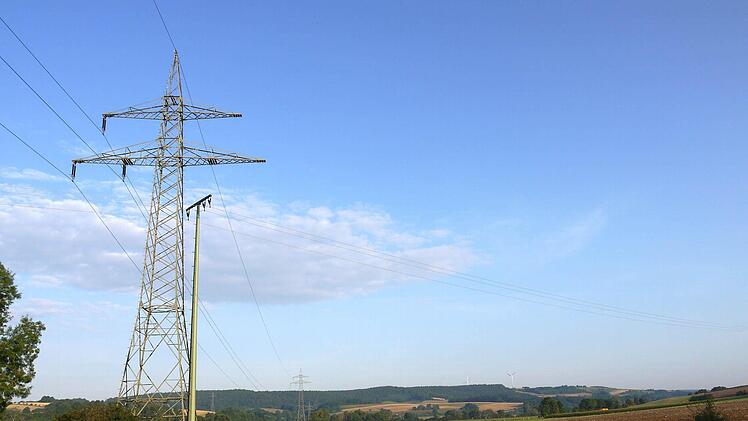 Störenfried: Große Leitungsmasten wie hier im Itzgrund schränken die Arbeit von Landwirten auf ihren Feldern ein. Damit derjenige, der den Ärger mit dem Mast hat, auch einen Ausgleich erhält, fordert der Bayerische Bauernverband regelmäßige Entschädigungszahlungen. Foto: Berthold Köhler