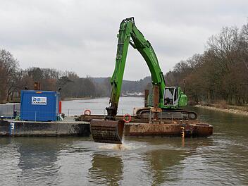 Zwischen Buger Spitze und Jahnwehr gehen die Sicherungsarbeiten des Flussbetts der Regnitz weiter - nun mit einem größeren Gerät.  Foto: Ronald Rinklef