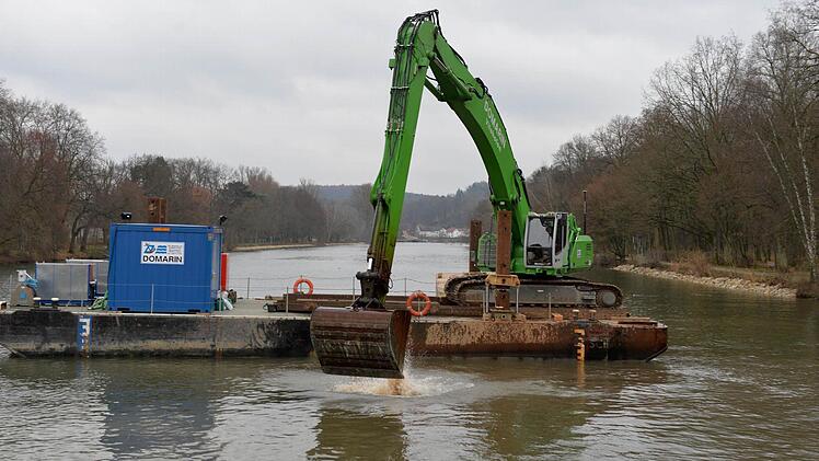 Zwischen Buger Spitze und Jahnwehr gehen die Sicherungsarbeiten des Flussbetts der Regnitz weiter - nun mit einem größeren Gerät.  Foto: Ronald Rinklef