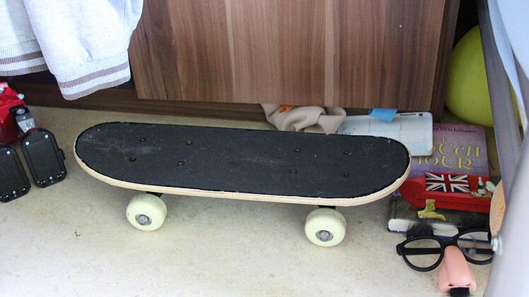 Der mittlere Sohn fährt Skateboard und spielt gern Fußball