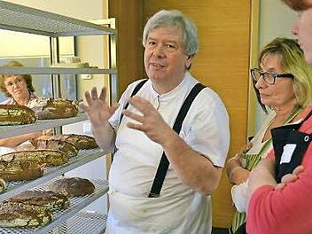 Brot selbst zu backen, ist gar nicht so schwer. Hans-Dieter Herold bringt seinen Kursteilnehmern bei, wie's geht. Foto: Archiv/Jürgen Valentin
