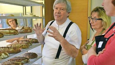 Brot selbst zu backen, ist gar nicht so schwer. Hans-Dieter Herold bringt seinen Kursteilnehmern bei, wie's geht. Foto: Archiv/Jürgen Valentin