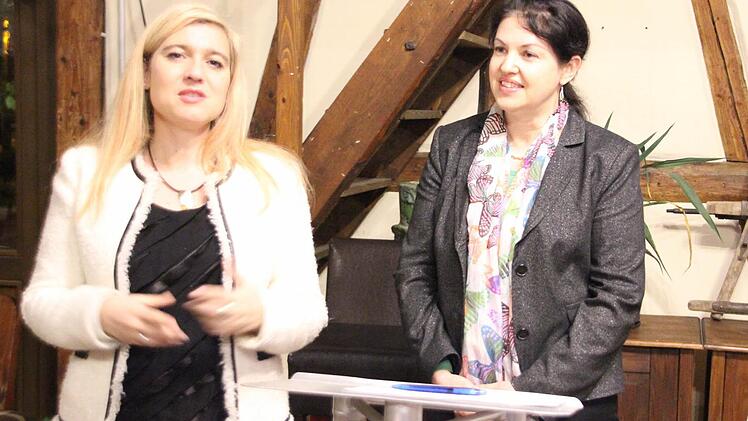 Angela Hofmann (rechts) moderierte die Diskussion mit Ministerin Melanie Huml zum Thema "G'sund statt rund".  Foto: Friedwald Schedel