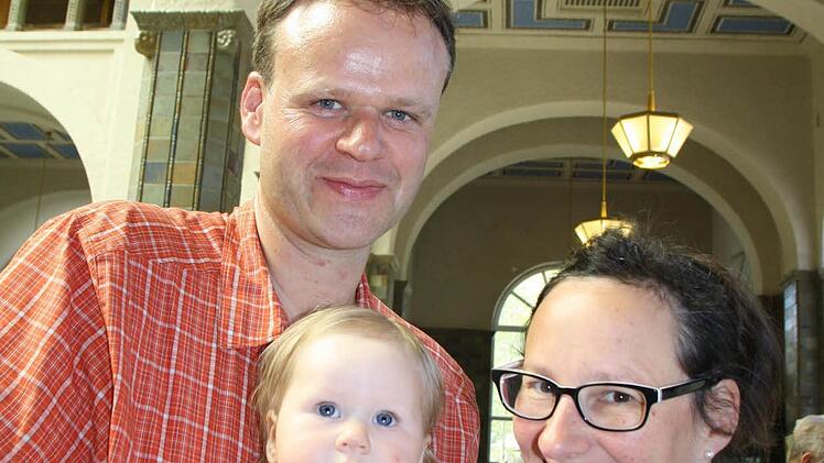 Eher zufällig sind Markus und Marion Kißner mit ihrer Tochter Hanna auf die Gesundheitstage geraten. Markus Kißner stammt aus Nüdlingen, die Familie lebt aber seit acht Jahren in der Schweiz. "Vielseitig" fanden sie das Angebot im "exklusiven Ambiente". Vorsorge und gute Ernährung waren ihnen besonders wichtig, dass die Kindergesundheit in diesem Jahr ein Schwerpunkt-Thema ist, wussten sie gar nicht. "Das finden wir aber gut." Foto: Ralf Ruppert