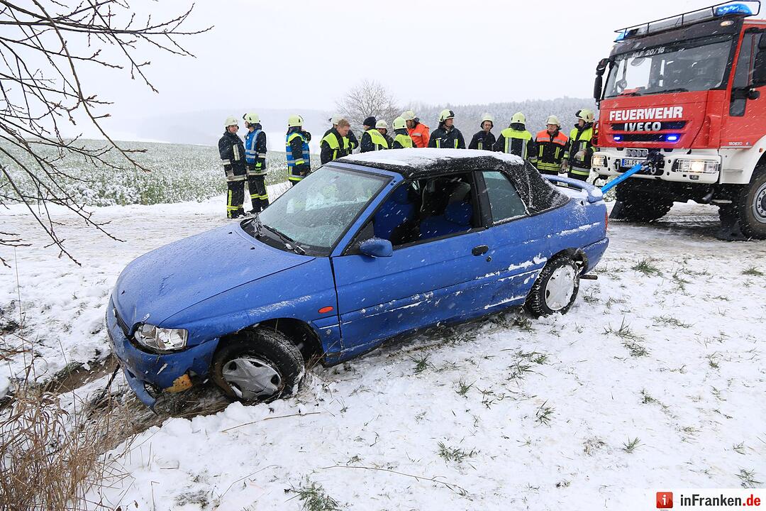 Auto ruscht bei Amlingstadt in den Graben