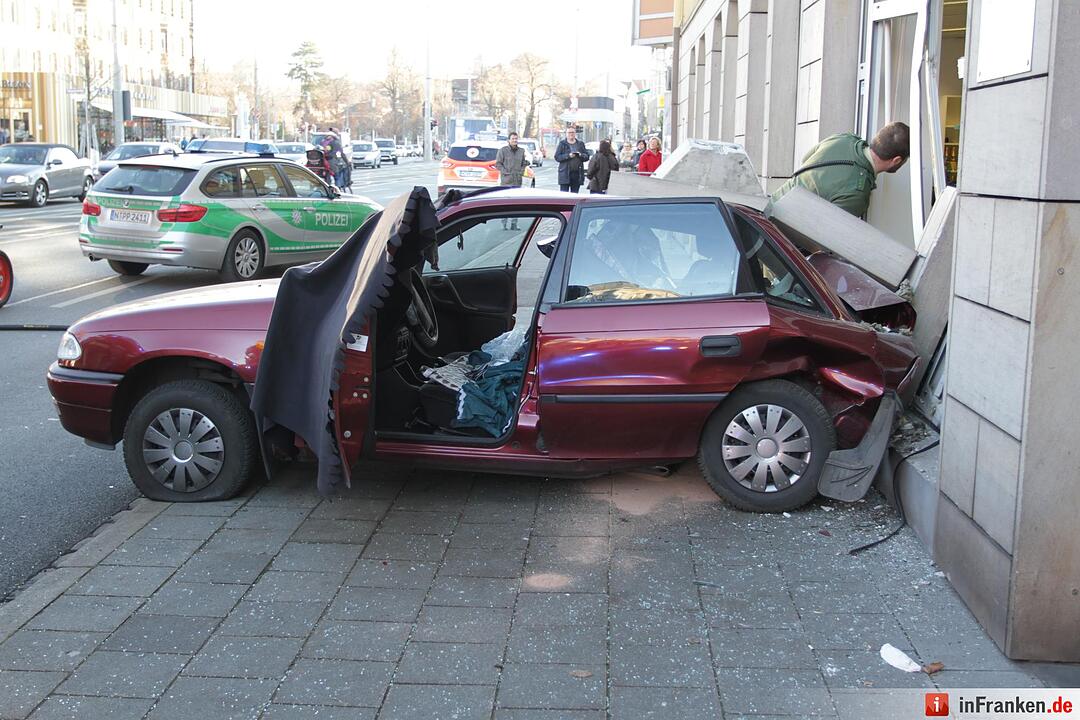 Auto kracht rückwärts in Reformhaus
