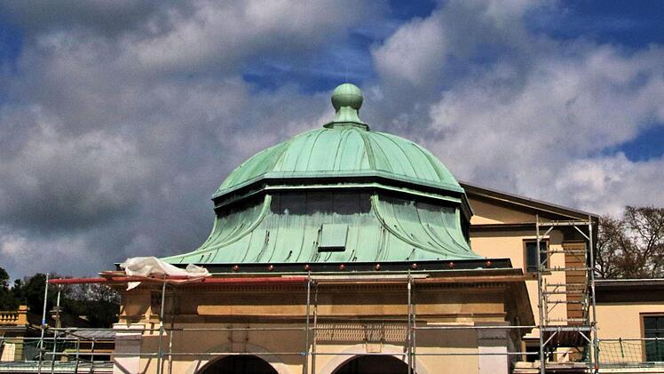 Auch von außen noch eingerüstet: Das Luitpoldbad.