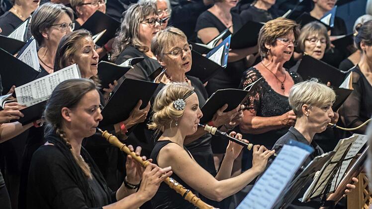 Die Coburger Bachnacht unter der Leitung von Peter Stenglein lockte zahlreiche Zuhörer an mit ihrem vielseitigen Programm. Foto: Jochen Berger