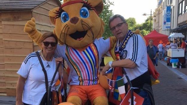 Gabi (l.) und Edmund Kainer (r.) mit dem EM-Maskottchen